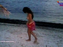 Ibu amatir mendapatkan blowjob pantat besar di pantai