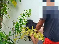 Аматьорска зряла става непослушна с приятеля на приятелката си в задния двор - Филипински скандал