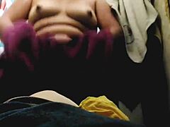 Bomba matura messicana si masturba in lingerie