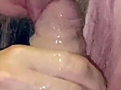 Зрела жена добија пуна уста сперме након лизања лопте