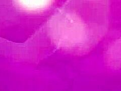 MILF Samantha Taylor își arată sânii mari și pizda strânsă într-un videoclip solo
