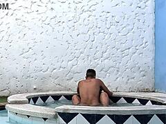Σπιτικό βίντεο ενός ζευγαριού που κάνει σεξ σε μια πισίνα - Μέρος 2