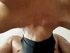 Moden MILF med store bryster og maske sutter pik i BDSM-video