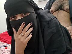 Indisk mamma i hijaab blir stygg med sin styvson