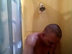Dojrzała mamuśka robi się niegrzeczna pod prysznicem