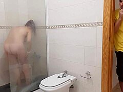 Stiefmoeder onder de douche wordt betrapt en wil de lul van haar stiefzoon