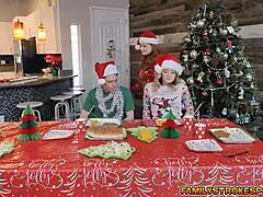 حفلة جنسية برية لعائلات الزوجة في عيد الميلاد مع ملابس داخلية وجوارب