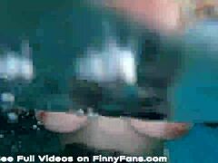 MILF Kendra Kox, su altında büyük siyah bir yarrağa sakso çekiyor