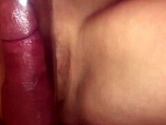 MILF amatoriale cavalca un grosso cazzo in POV