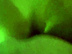 Rondborstige MILF wordt van achteren geneukt in een amateurvideo