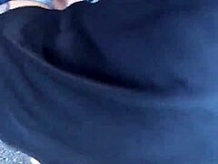 Een magere vrouw krijgt een publieke cumshot op haar kont in een zelfgemaakte video