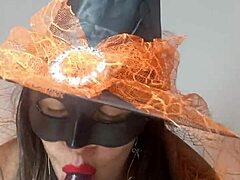 Reife Frau verkleidet sich als Halloween-Hexe und verwöhnt sich für mich