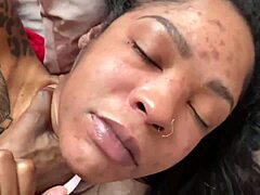 Moden sort kvinde får sin røv kneppet i en varm video
