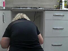 Un videoclip amator surprinde o milf matură cu un fund mare și soțul ei în configurarea camerei ascunse