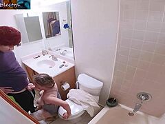Moden stedmor på badeværelset får sin creampie-fix fra stedsøn