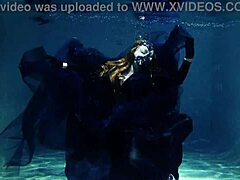 Ариа Грандерс ужива у подводном наступу у базену