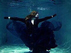 Arya Granders seduz seu desempenho subaquático em uma piscina