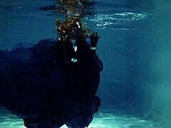 Arya Granders verleidelijke onderwatervoorstelling in een zwembad