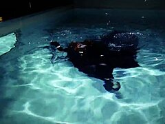 Arya Granders joacă seducător sub apă într-o piscină