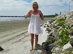 Une blonde mature se déshabille en public et montre ses gros seins