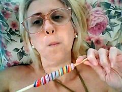 Dojrzała gwiazda porno Stella Still uwielbia lizać lizaka w filmie HD