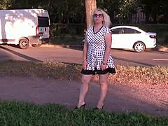 Roztomilá blonďatá maminka se zlobí v veřejné horní sukni