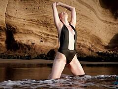 La MILF Jasmin Furry se desnuda hasta su lencería en la playa para Playboy