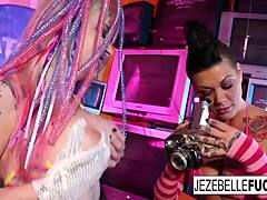 Prsnaté baby Jezebelle a Leya si navzájom užívajú v tomto horúcom lesbickom videu