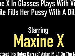 Ázsiai MILF Maxine X élvezi a szóló játékot játékokkal a fürdőszobában