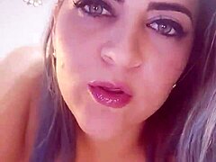 Latina amadora de bunda grande se masturba com pau gostoso e peitos ricos