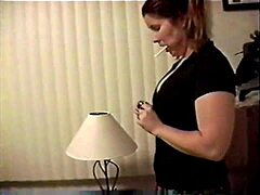 O studentă brunetă înghite o grămadă de spermă într-un videoclip hardcore