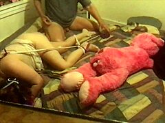 Hjemmelaget BDSM-video: Hannah Horn og tante Panda dominerer sin slave i del to