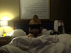 Latina madura e depilada é fodida em um quarto de hotel