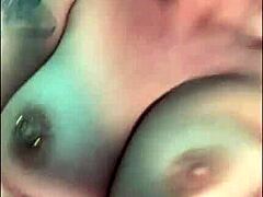 Mogen MILF med piercad fitta i POV femdom-scen