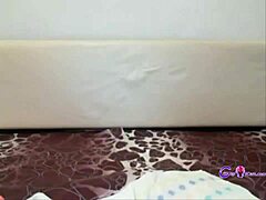 Amatör anne, siyah iç çamaşırıyla dildo ile oynuyor - Gspotcam.com