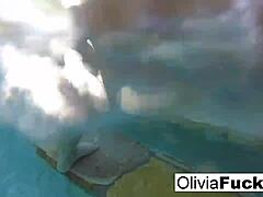 מילף בלונדינית אוליביה נהנית מפעילויות עירומות בבריכה
