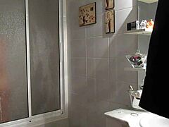 Feleség a zuhany alatt nagy mellekkel és ívekkel büszkélkedik amatőr videóban