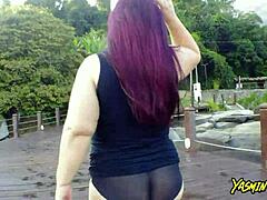 아름다운 뚱뚱한 여자 엄마는 공공장소에서 그녀의 큰 엉덩이를 자랑합니다