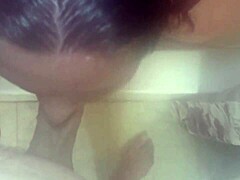 Die vollbusige Schlampe putzt sich in der Dusche auf und bekommt einen Sperma aufs Gesicht