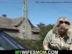 Une maman blonde mûre surprise en train de tricher en plein air