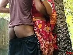 Olgun Desi karısı, bhabi ile açık havada videoda yaramazlık yapıyor