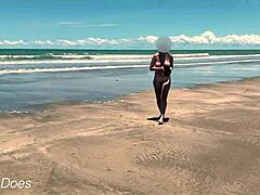 Vrouwen met grote borsten stuiteren in het openbaar terwijl ze naakt voetbalt op het strand