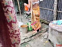 Esposa indiana é fodida no jardim pelo marido