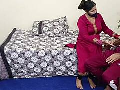 Dojrzała indyjska pokojówka robi głębokie gardło swojemu szefowi