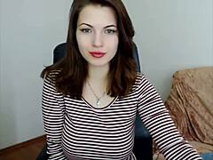 Giovane russa con grandi tette si masturba in webcam
