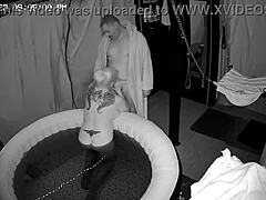 زوجة شقراء هاوية تستمتع بزب كبير في حوض الاستحمام الساخن