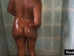 Une MILF se dépêche d'aller aux toilettes pour une pause pipi après un sexe intense avec une grosse bite noire - Phucknaija