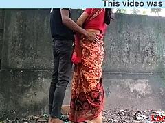Avventura di sesso all'aperto con mamme indiane in un villaggio rurale