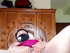 Empregada indiana madura se satisfaz com os dedos e áudio claro