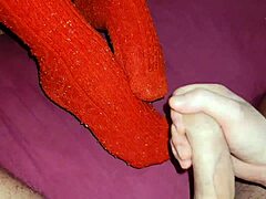 Milf berbentuk menggembirakan dalam lingerie merah